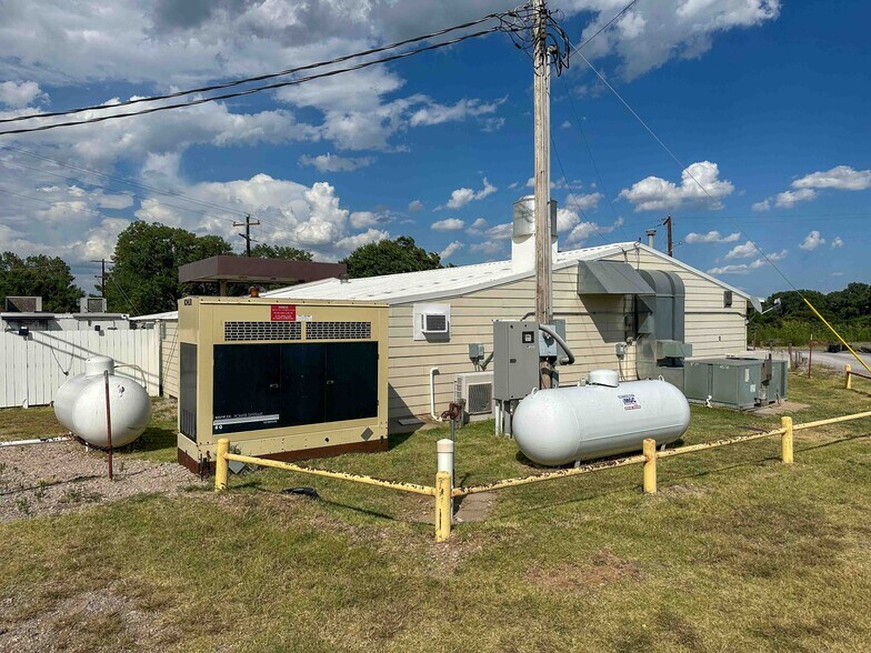 More Photos Of 245971 E Country Rd, Canton Service Station For Sale