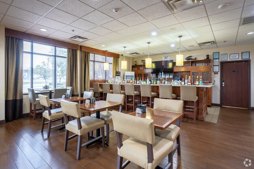 More Photos Of 8720 Gulf Freeway, Houston Hotel For Sale