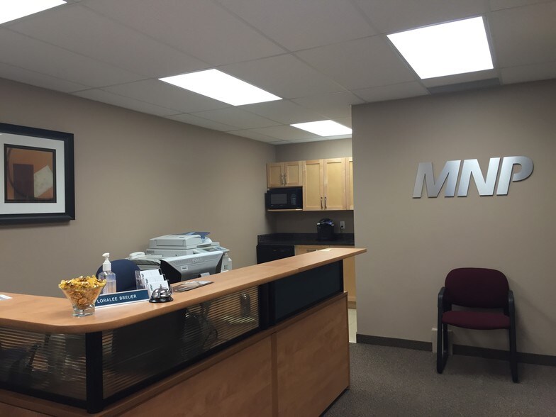 More Photos Of 32 Westwinds Cres NE, Calgary Flex For Lease