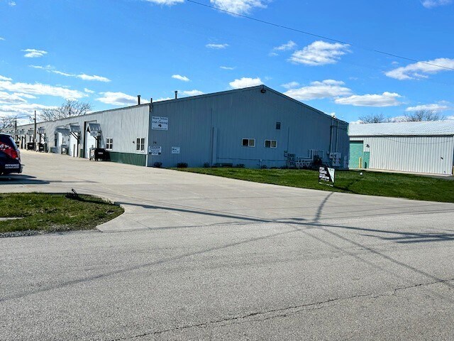 Primary Photo Of 36 Center Dr, Gilberts Warehouse For Lease