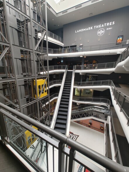 More Photos Of 2828 N Clark St, Chicago Unknown For Lease