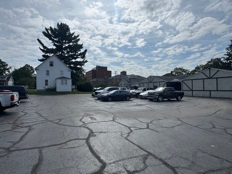 More Photos Of 444 S Meridian St, Ravenna Medical For Sale