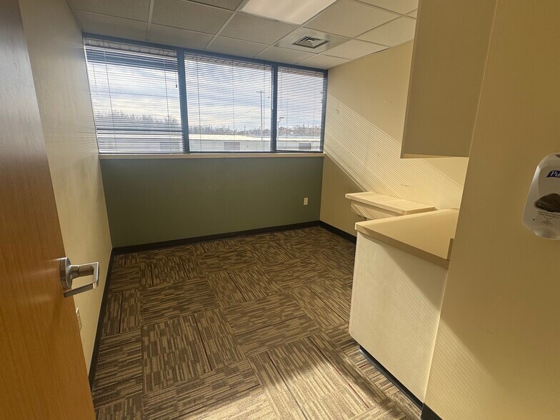 More Photos Of 2815 Pennsylvania Ave, Lansing Medical For Sale