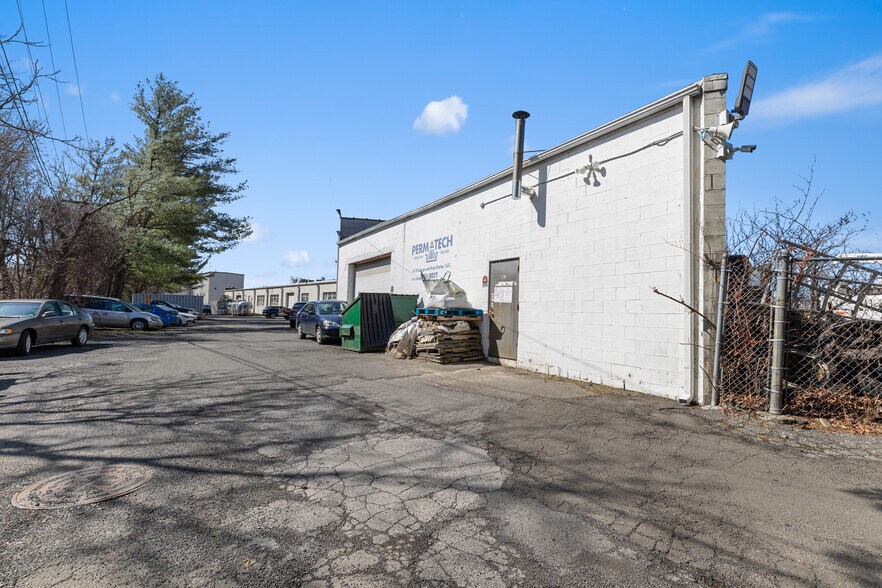 More Photos Of 55 Poplar St, Stamford Light Distribution For Sale