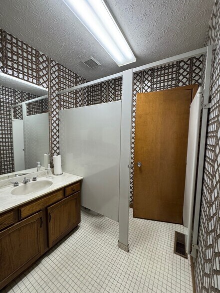 More Photos Of 26025 Broadway Ave, Bedford Office For Sale