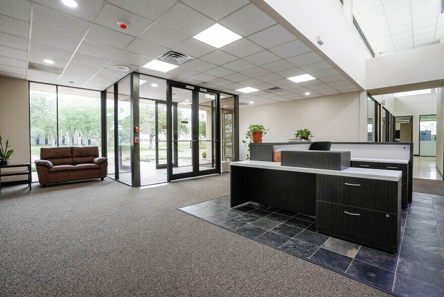 More Photos Of 10410 Corporate Dr, Sugar Land Research And Development For Lease