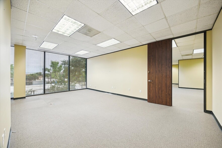 More Photos Of 12727 Featherwood Dr, Houston Medical For Sale