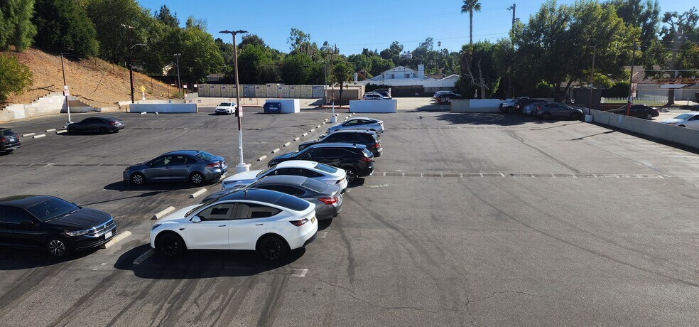 More Photos Of 19626 Ventura Blvd, Tarzana Office For Lease