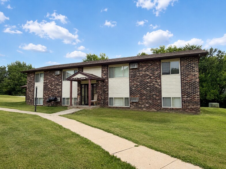 More Photos Of 1660 E Summit St, Red Oak Apartments For Sale