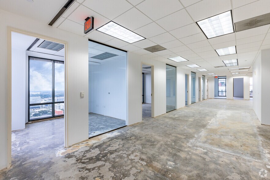 More Photos Of 390 N Orange Ave, Orlando Office For Lease