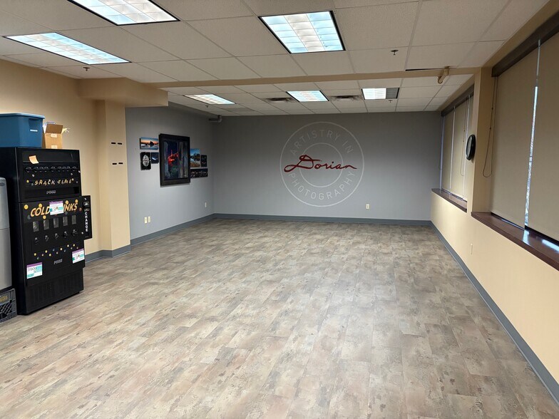 More Photos Of 4212 W Sunset Blvd, Spokane Flex For Sale