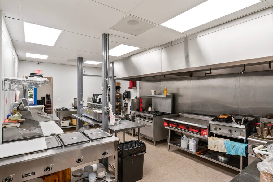 More Photos Of 322-323 W Lee Hwy, Warrenton Freestanding For Lease