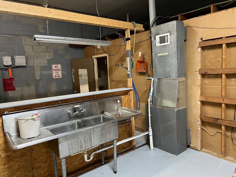 More Photos Of 5918 Coca Cola Blvd, Columbus Warehouse For Lease