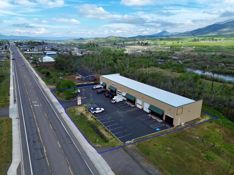 More Photos Of 1007 S Pacific Hwy, Talent Flex For Lease