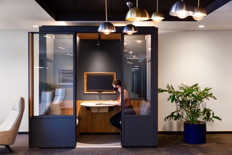 More Photos Of 233 S Wacker Dr, Chicago Coworking Space