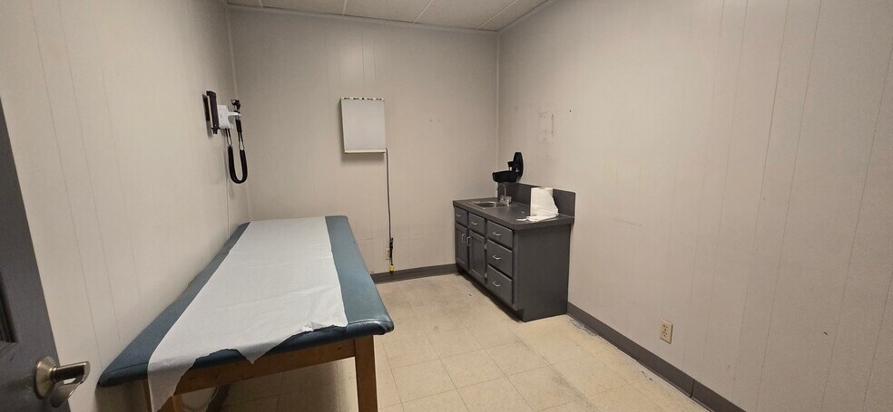 More Photos Of 2100 Highway 365, Nederland Medical For Sale