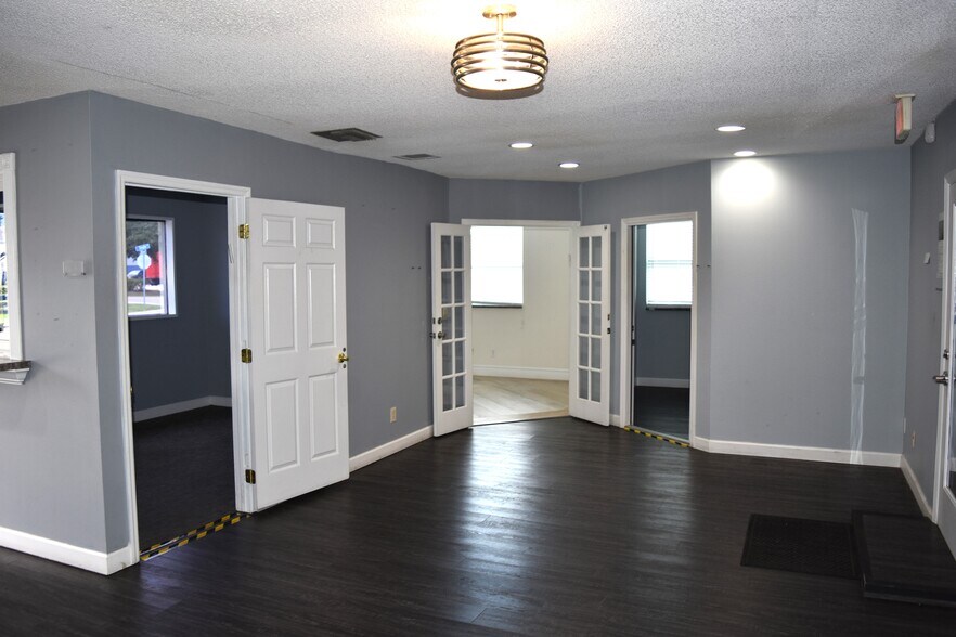 More Photos Of 355 E Douglas Rd, Oldsmar Warehouse For Lease