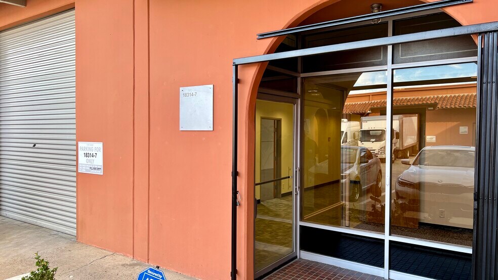 More Photos Of 18310-18318 Oxnard St, Tarzana Warehouse For Lease