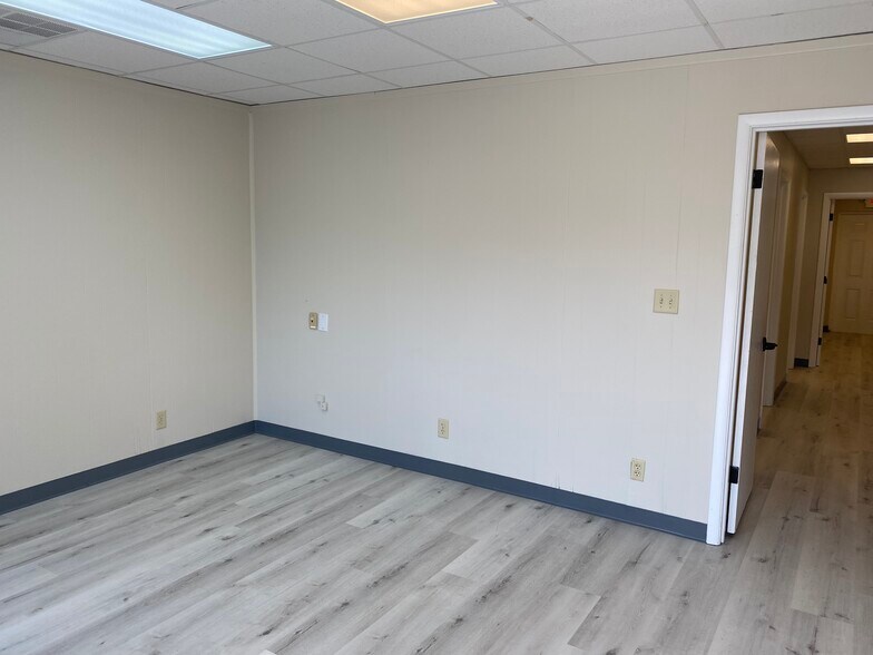 More Photos Of 1401 Applewood Dr, Dalton Medical For Lease