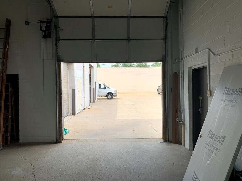 More Photos Of 32722 W 8 Mile Rd, Farmington Hills Warehouse For Lease