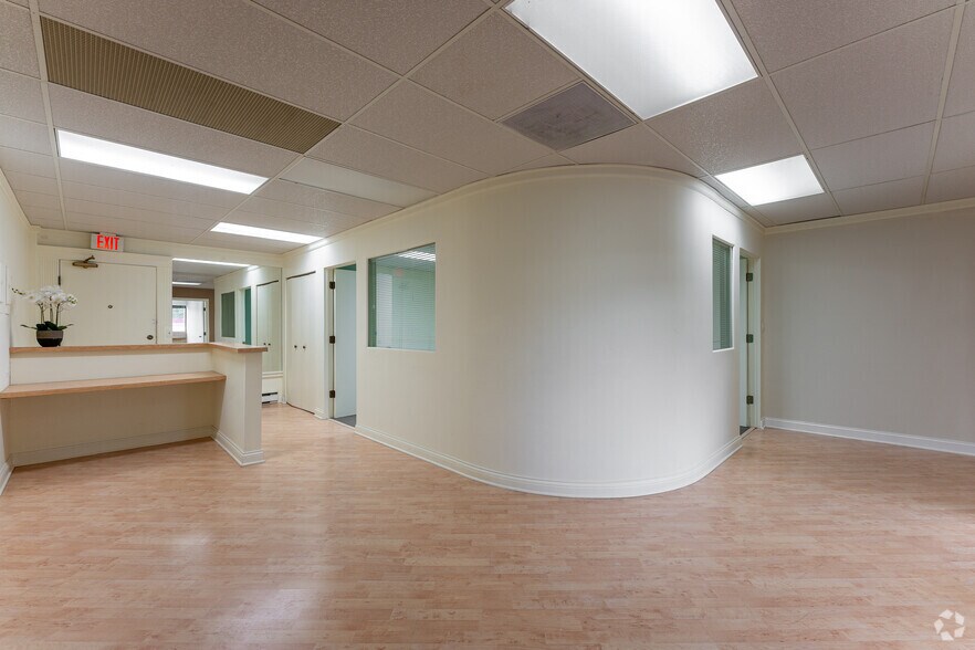 More Photos Of 101 N Virginia St, Crystal Lake Medical For Lease