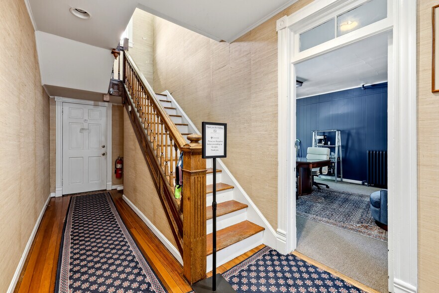 More Photos Of 3 E Market St, Leesburg Office For Sale