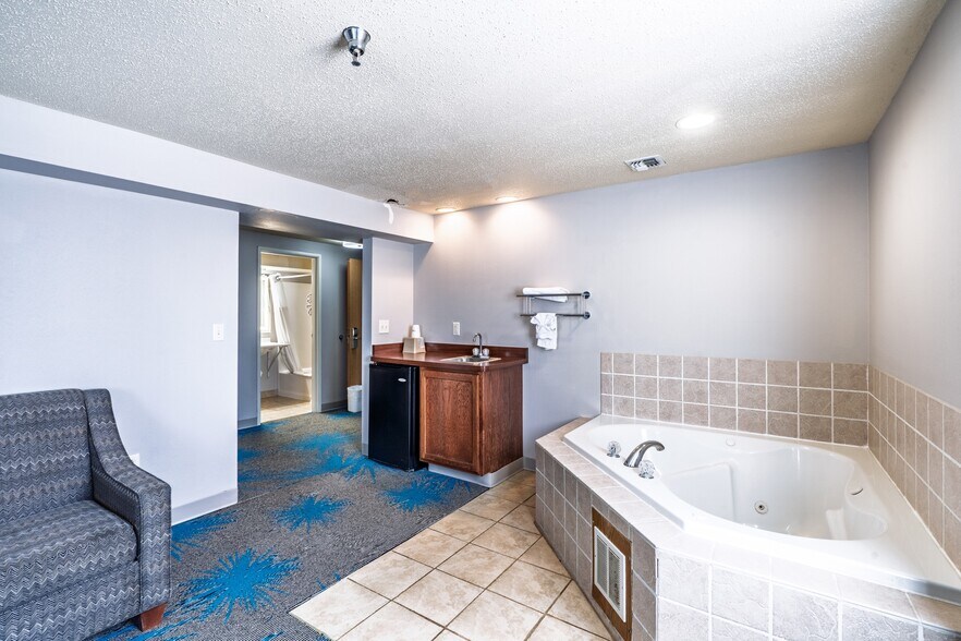 More Photos Of 519 Crook St, Custer Hotel For Sale