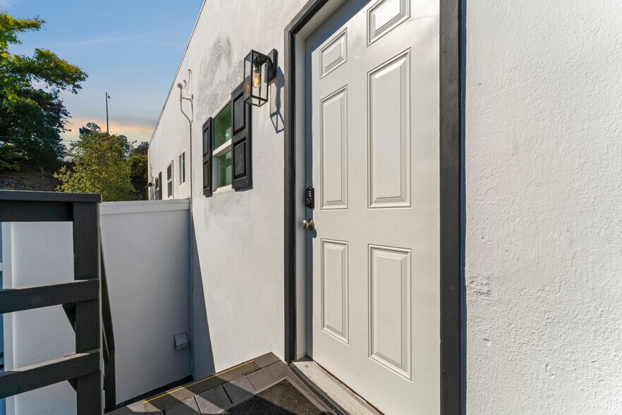 More Photos Of 281 W Main St, Ventura Storefront Retail Residential For Sale