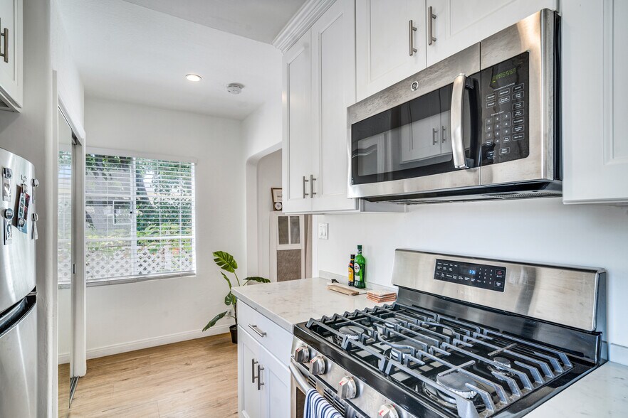 More Photos Of 1231-1233 17th St, Santa Monica Apartments For Sale