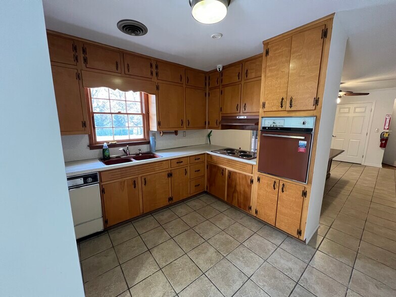 More Photos Of 526-530 Lyle Cir, Lawrenceville Light Manufacturing For Sale