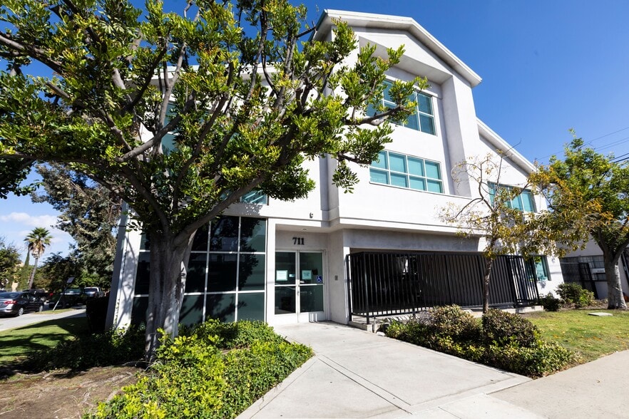 Primary Photo Of 711 E Wardlow Rd, Long Beach Office For Lease