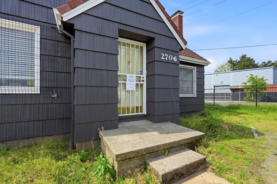 More Photos Of 2706 NE Columbia Blvd, Portland Industrial For Sale