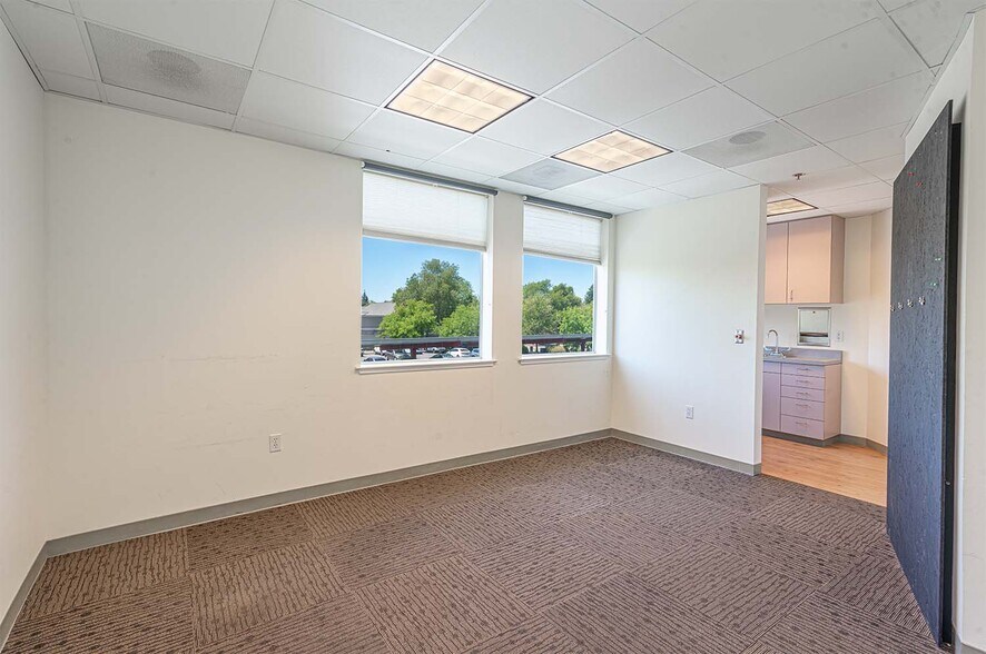 More Photos Of 8911 Lakewood Dr, Windsor Medical For Lease