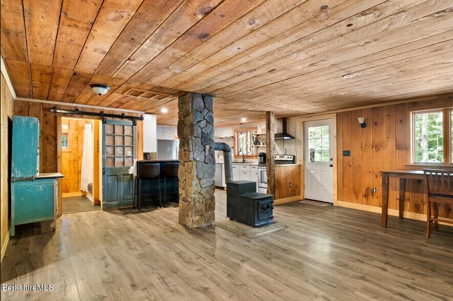 More Photos Of 1099 New Ashford Rd, Williamstown Veterinarian Kennel For Sale