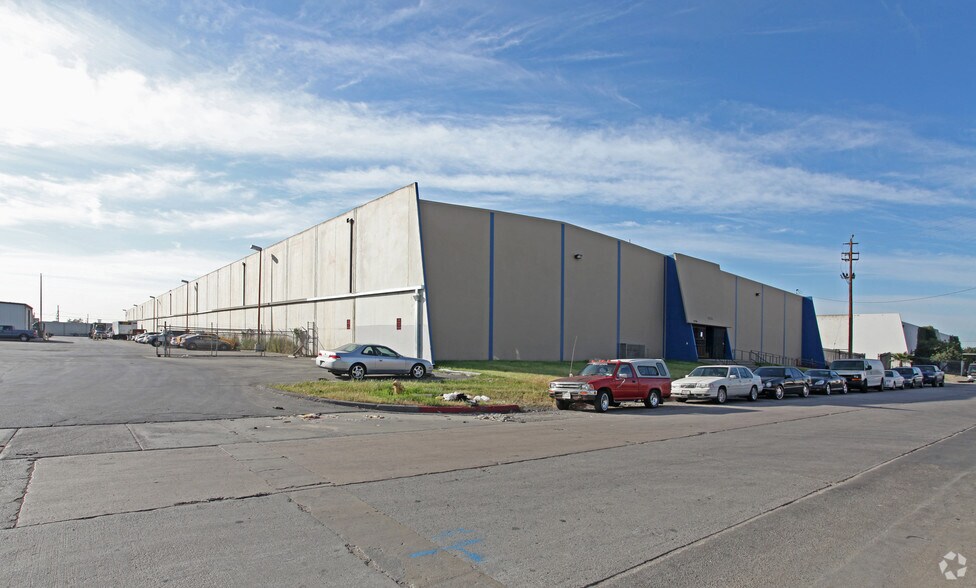 More Photos Of 12224 Montague St, Pacoima Distribution For Lease