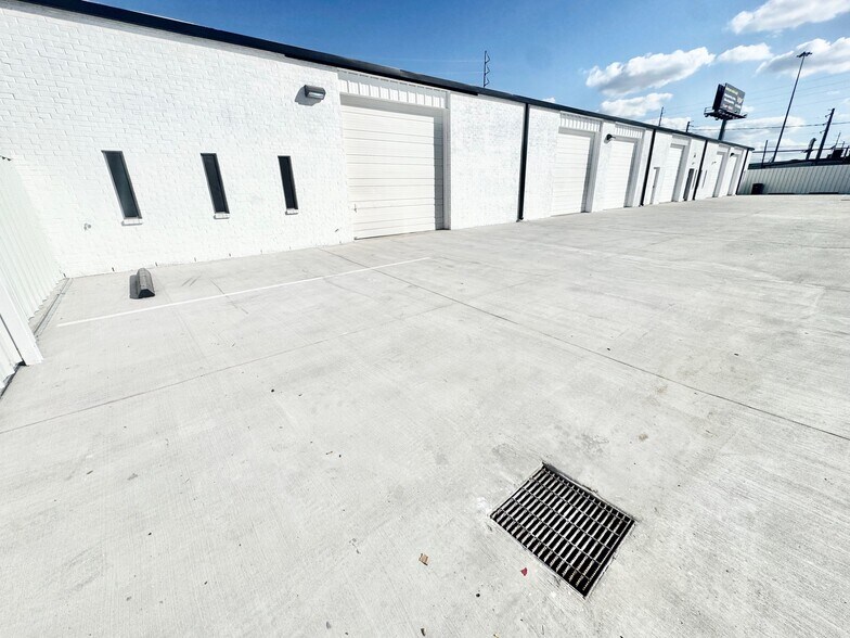 More Photos Of 5807 Star Ln, Houston Service For Lease