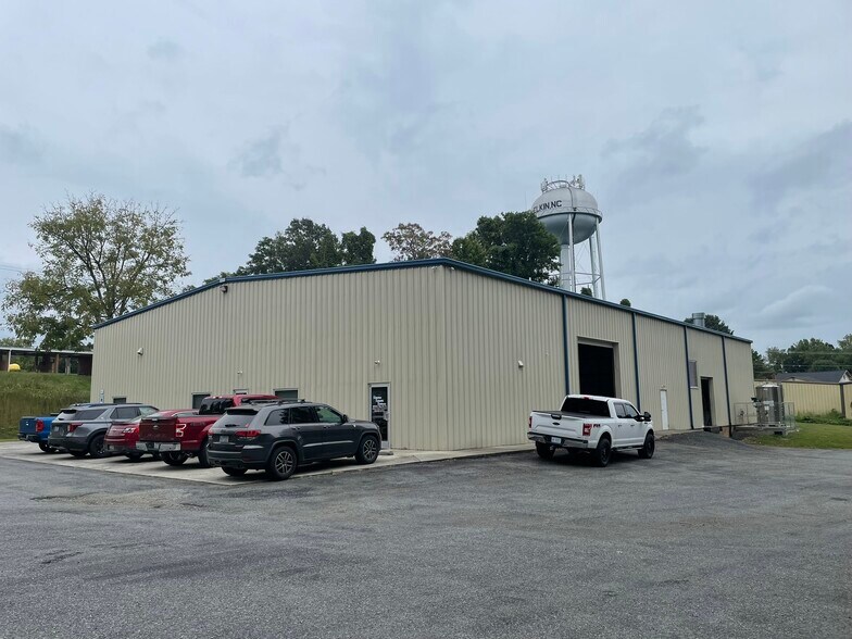More Photos Of 125 W Robin Rd, Elkin Manufacturing For Lease