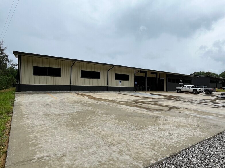 More Photos Of 130 Baker Ln, Brandon Warehouse For Lease