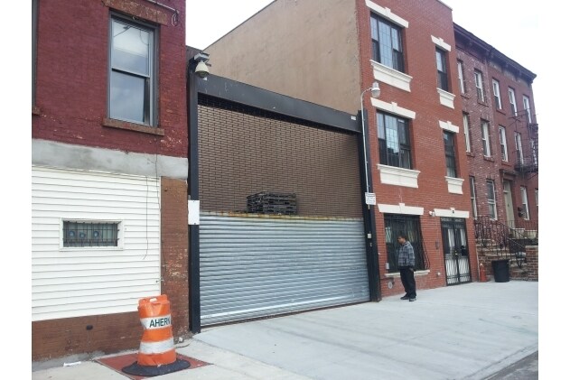 More Photos Of 22 Woodhull St, Brooklyn Showroom For Lease