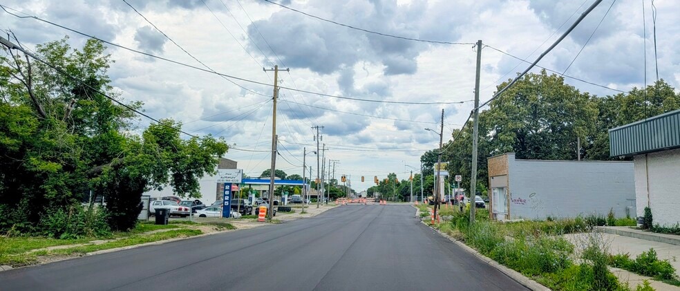 More Photos Of 2610 Davison Rd, Flint Freestanding For Sale