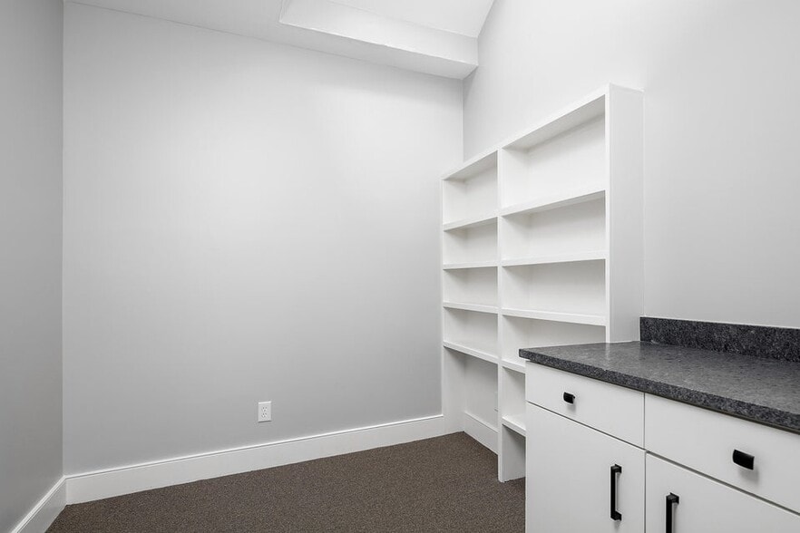 More Photos Of 640-642 W Main St, Lexington Office For Lease