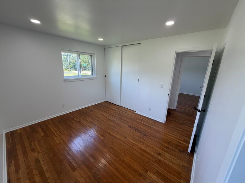 More Photos Of 911 Locust Dr, Richmond Flex For Sale