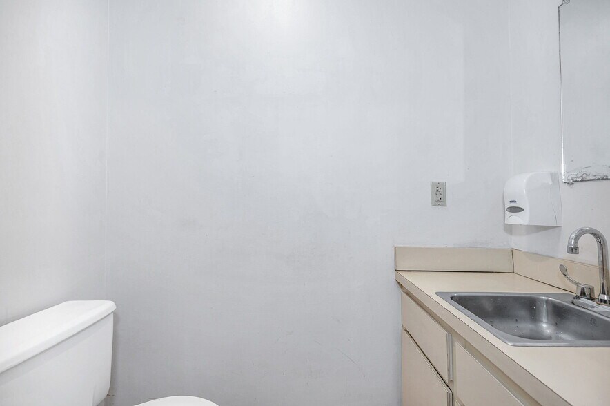 More Photos Of 4 Courthouse Ln, Chelmsford Medical For Sale