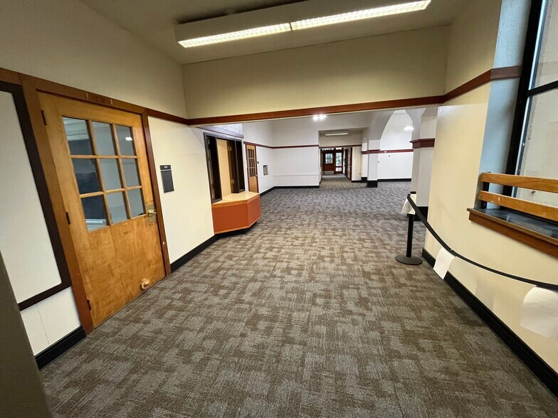 More Photos Of 7688 SW Capitol Hwy, Portland Specialty For Lease