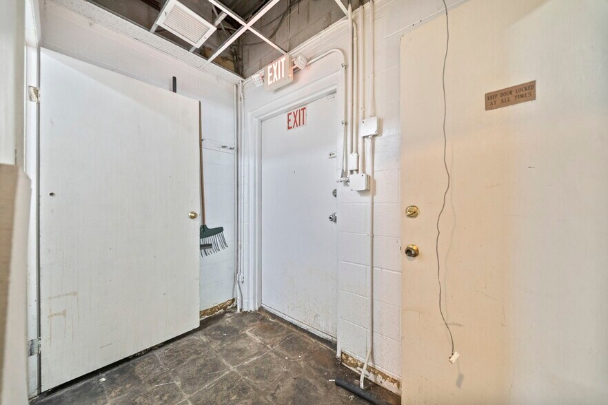 More Photos Of 1900 Tamarack Cir S, Columbus Fast Food For Lease