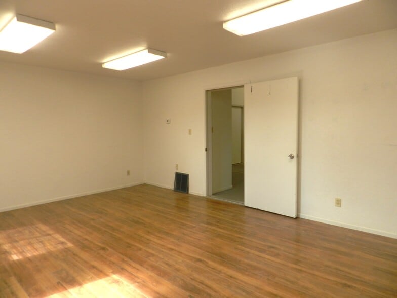 More Photos Of 3045 Aerotech Pky, Montrose Warehouse For Lease