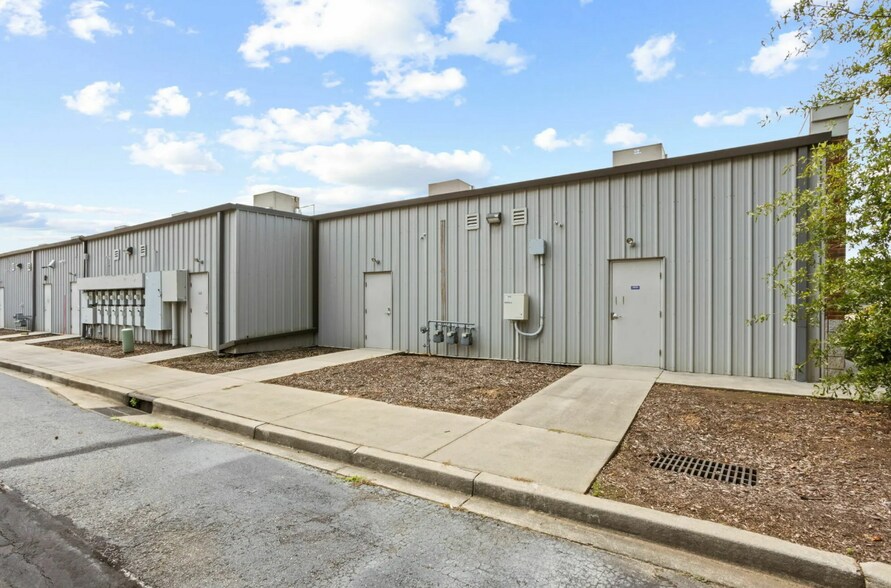 More Photos Of 3014 N Main St, Anderson Storefront Retail Office For Lease