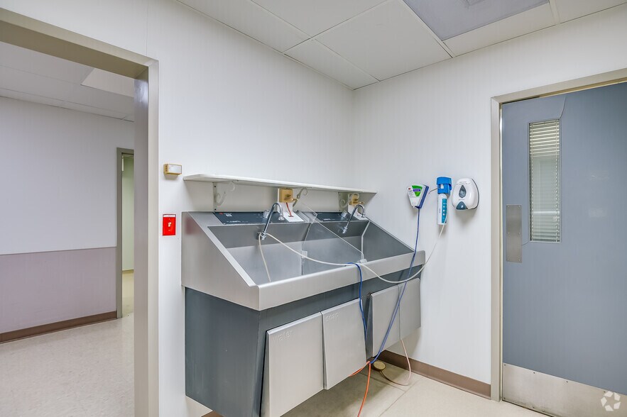 More Photos Of 7007 N Range Line Rd, Milwaukee Medical For Sale