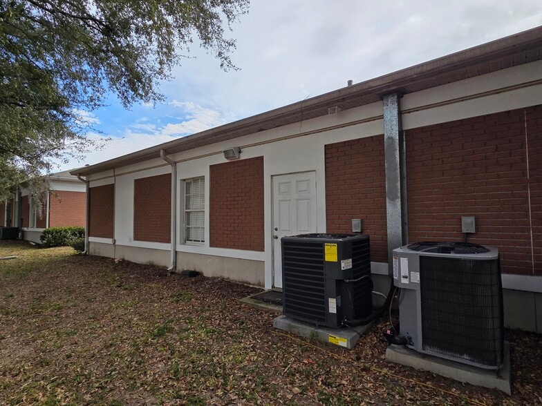 More Photos Of 143 N Oakwood Ave, Brandon Office For Lease