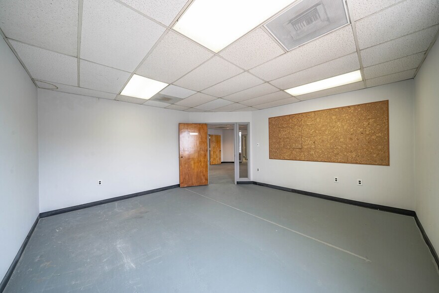 More Photos Of 8023 Malcolm Rd, Clinton Medical For Lease